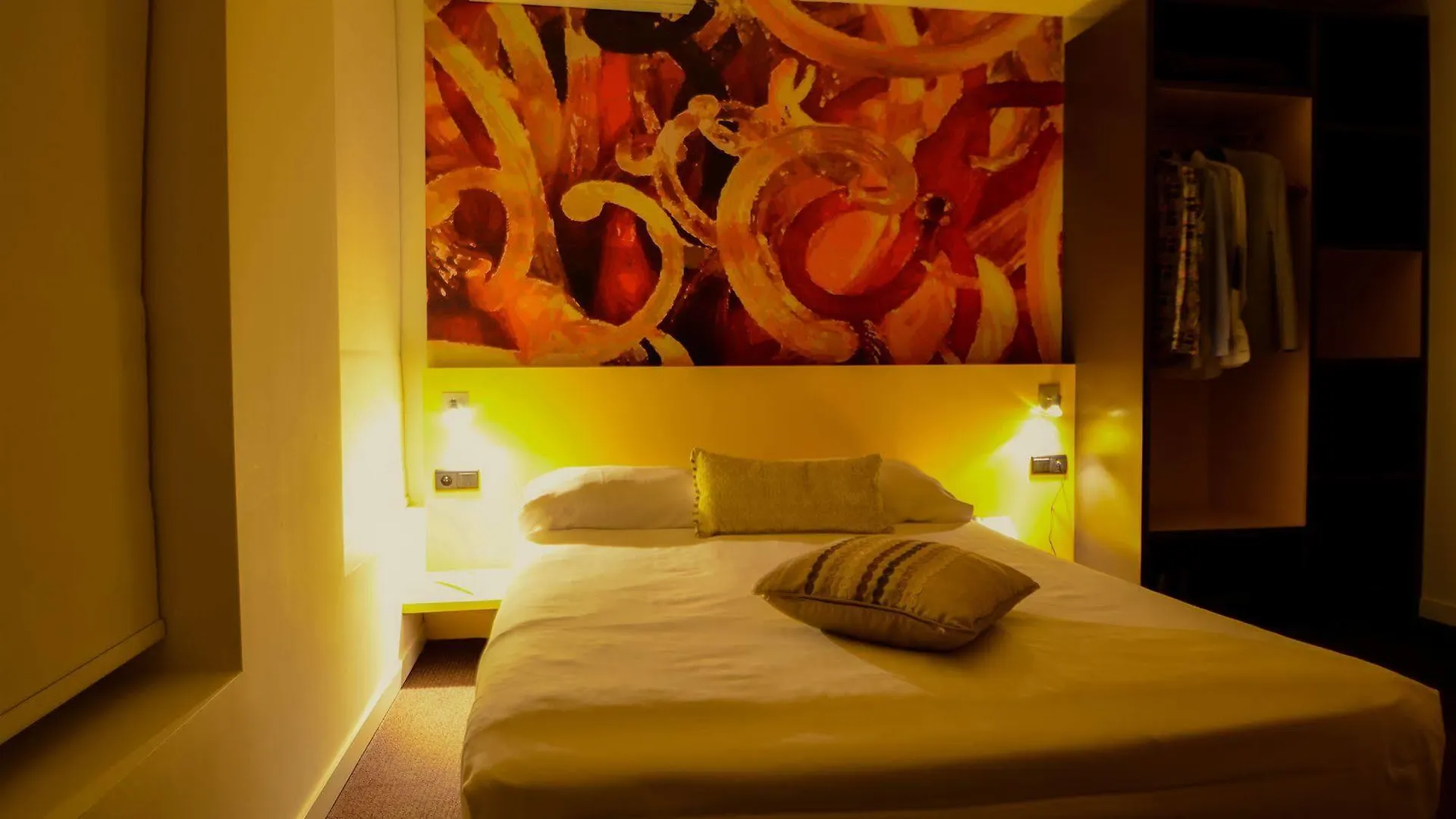 Hotel Hors-Chateau - Liege Centre Historique 3*,